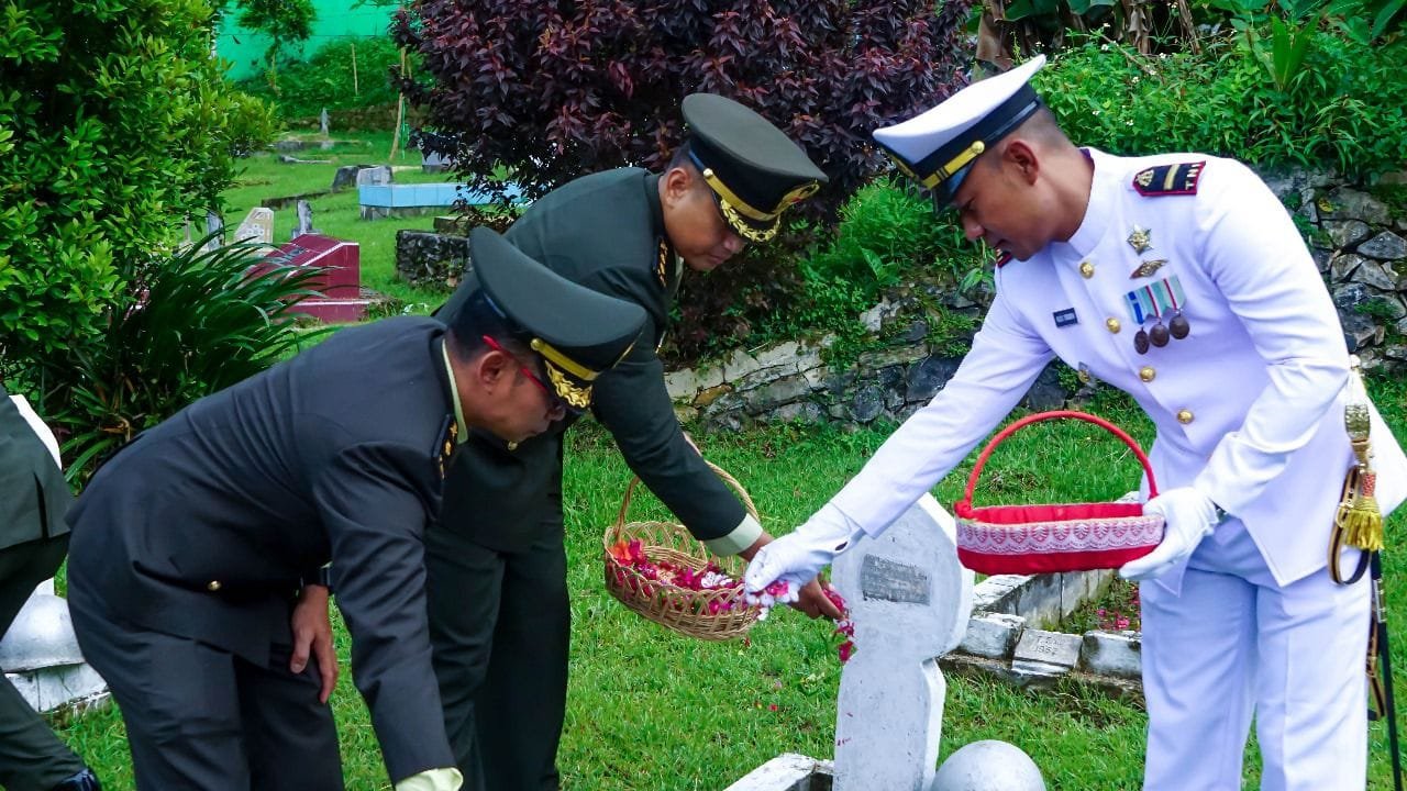 Kenang Jasa Pahlawan, Korem 182/JO dan Kodim 1803/Fakfak Gelar Ziarah di TMP Lembah Onim