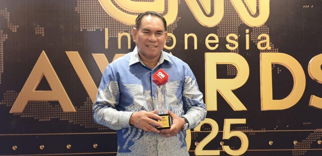 Bupati Fakfak Samaun Dahlan Raih CNN Indonesia Award 2025 Berkat Inovasi Layanan Kesehatan dan Pendidikan Gratis