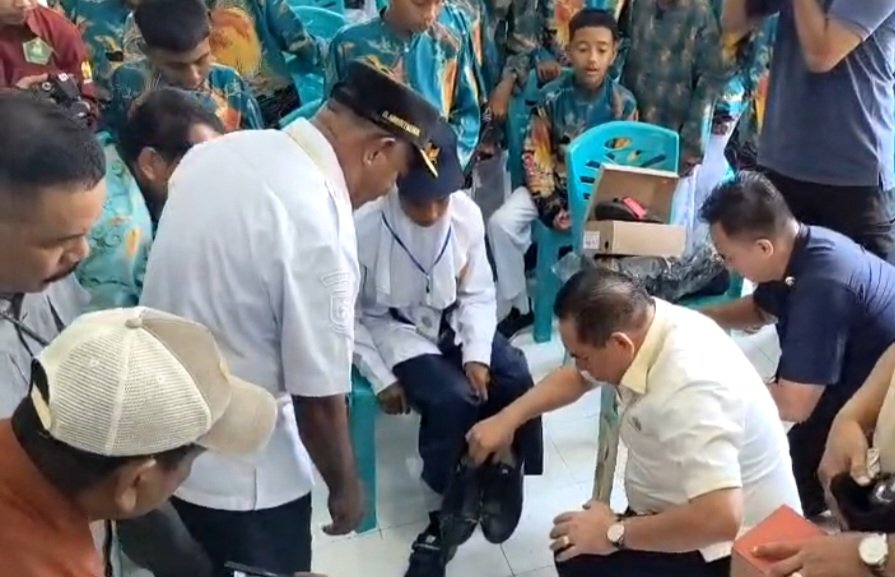 Tangan Dingin Bupati Samaun Dahlan Pakaikan Sepatu Gratis untuk Siswi di Fakfak Papua Barat
