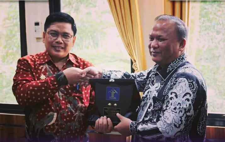 Pj Sekda Pagar Alam Terima Kunjungan Kakanwil Kemenkum Sumsel dan Serahkan Penghargaan untuk Dua Lurah