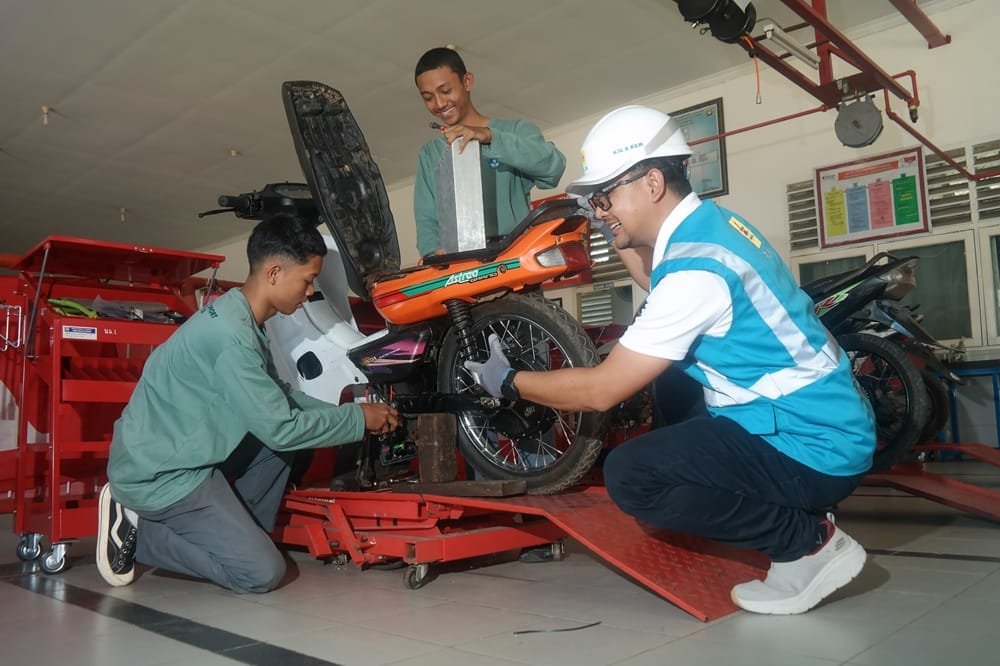 PLN Bangun Bengkel Konversi Motor Listrik di SMKN 2 Palembang, Cetak Generasi Hijau