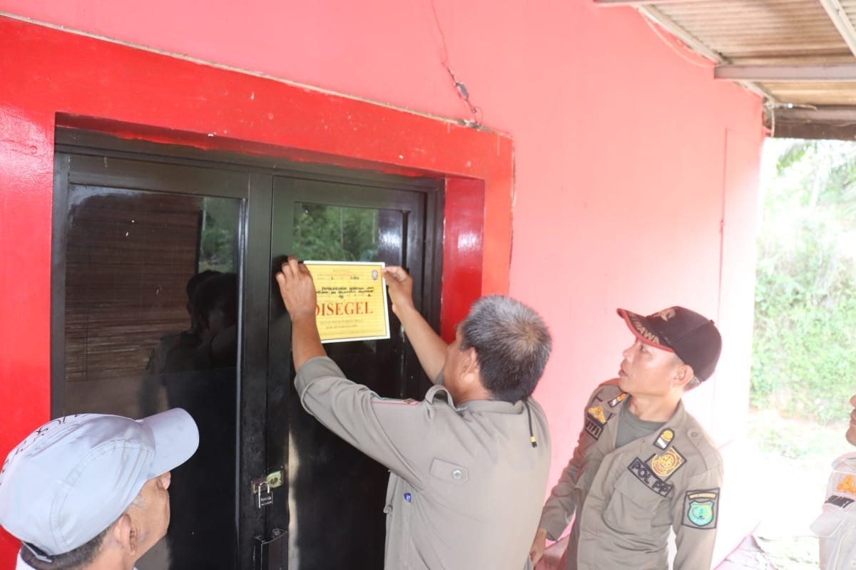 Satpol PP Muba Segel RD Cafe di Sungai Lilin Karena Tidak Miliki Izin Lengkap dan Timbulkan Keresahan Warga