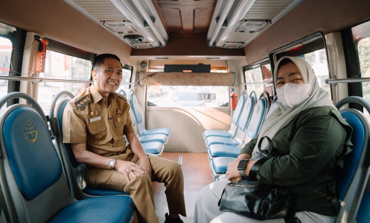 Walikota Palembang Ratu Dewa Naik Angkot, Ajak ASN Jadi Teladan Gunakan Transportasi Umum