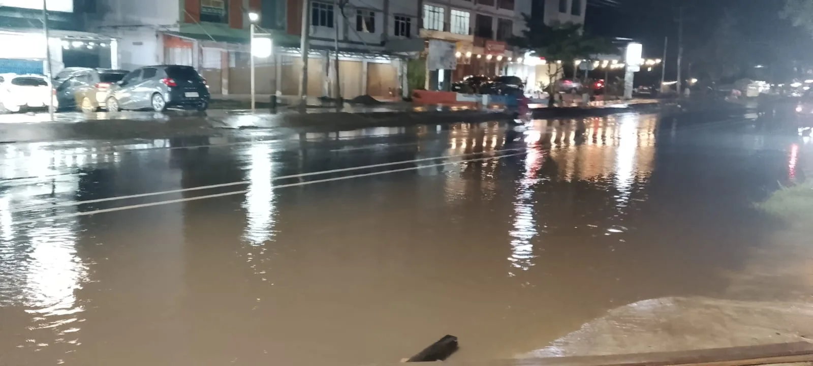 Hujan Singkat, Jalan Kolonel Wahid Udin Muba Langsung Tergenang, Warga Minta Pemkab Cepat Tanggap