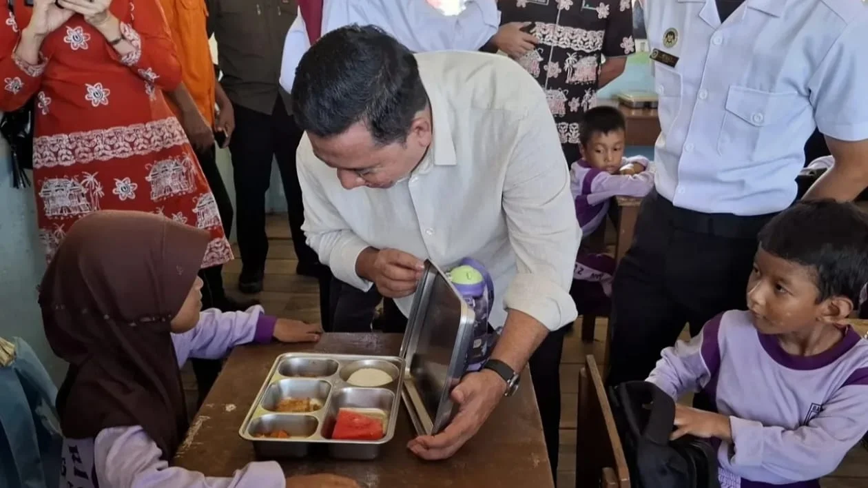 Bupati Askolani Tinjau Program Makanan Bergizi Gratis di SD Negeri 22 Tanjung Lago