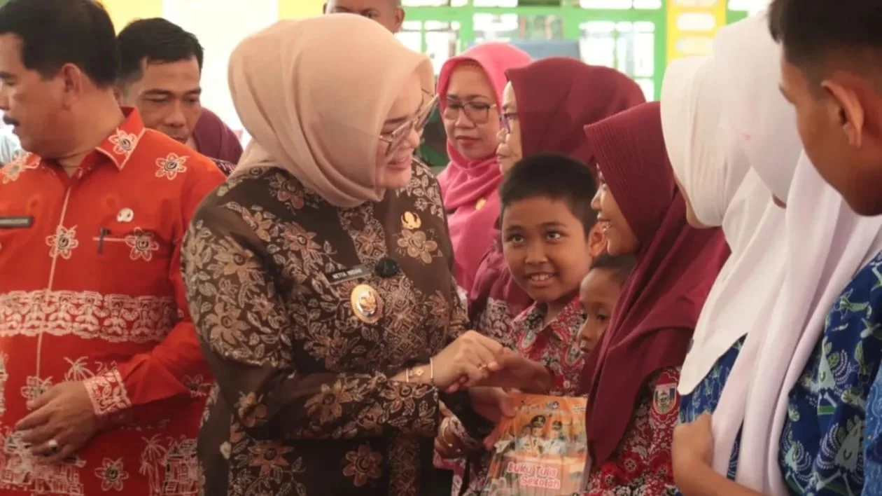 Wabup Netta Indian Serahkan Ribuan Buku Tulis untuk SD dan SMP di Kecamatan Rambutan