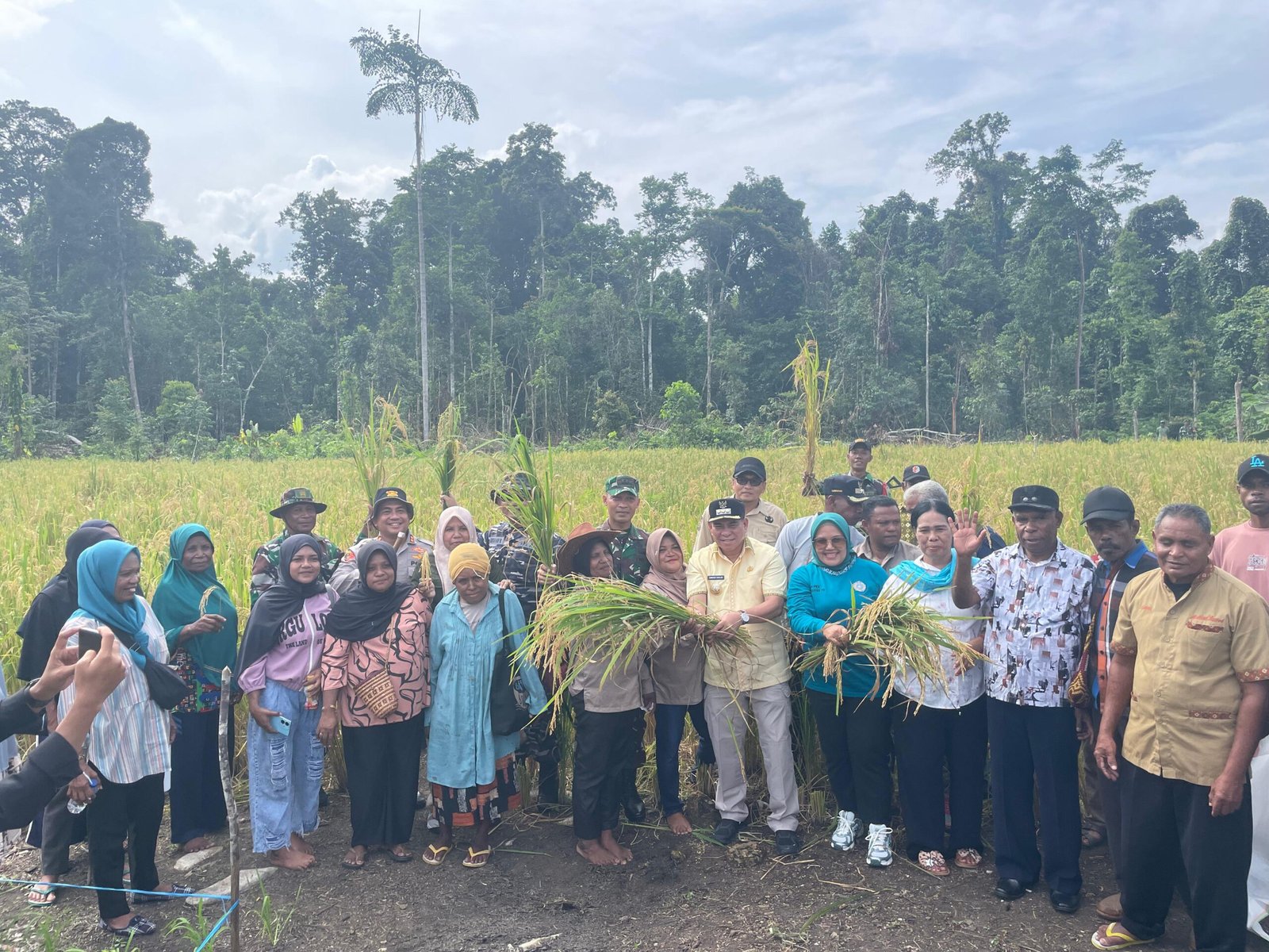 Gerak Cepat Bupati Fakfak, Gandeng TNI-Polri dan Pemuda Siapkan Logistik Pangan Proyek Strategis
