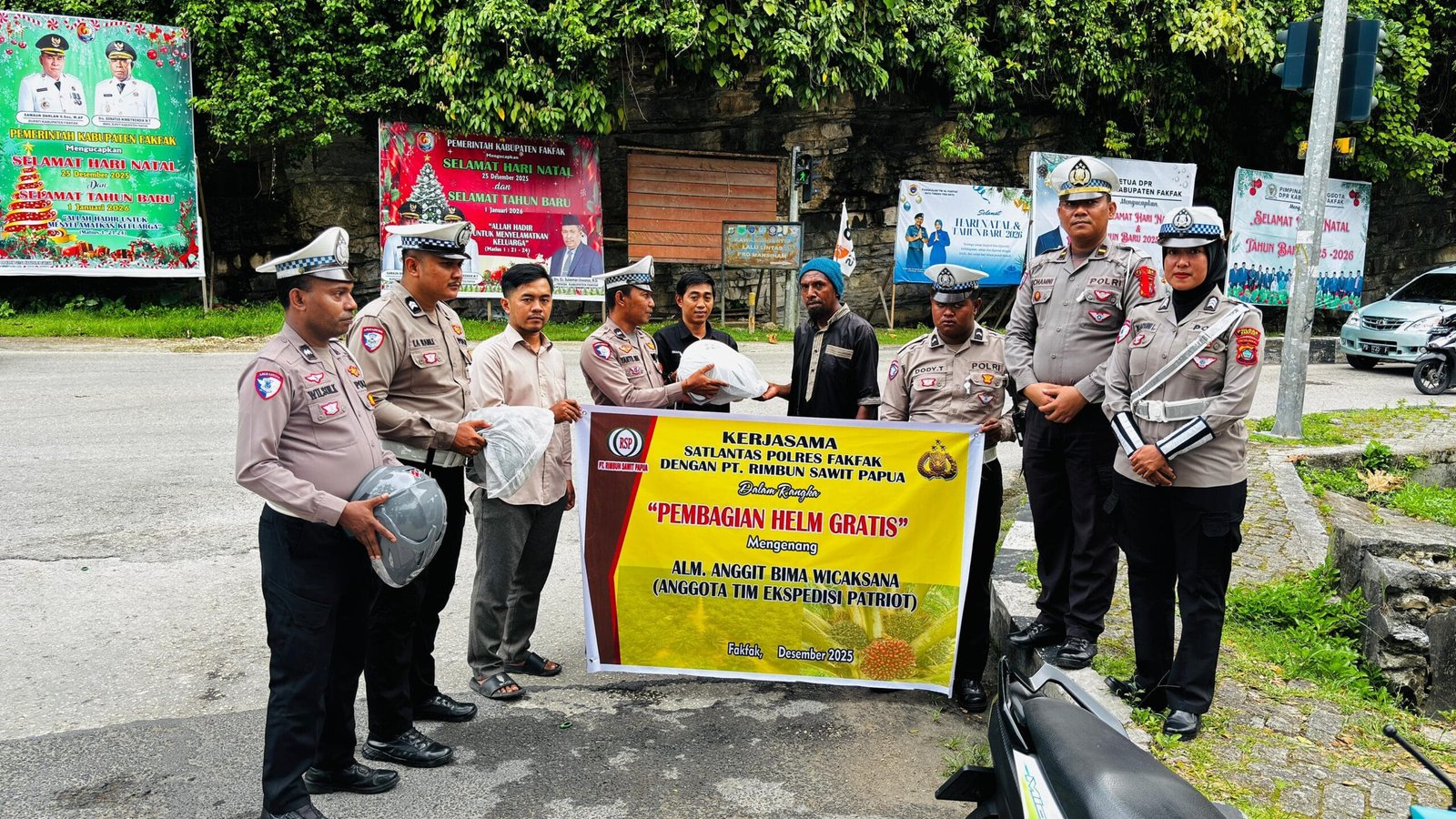 Bukan Sekadar Razia, Polres Fakfak Beri Helm Gratis Demi Keselamatan Warga di Akhir Tahun