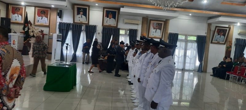 Perkuat Pemerintahan Desa, Bupati Fakfak Lantik 11 Kepala Kampung Terpilih
