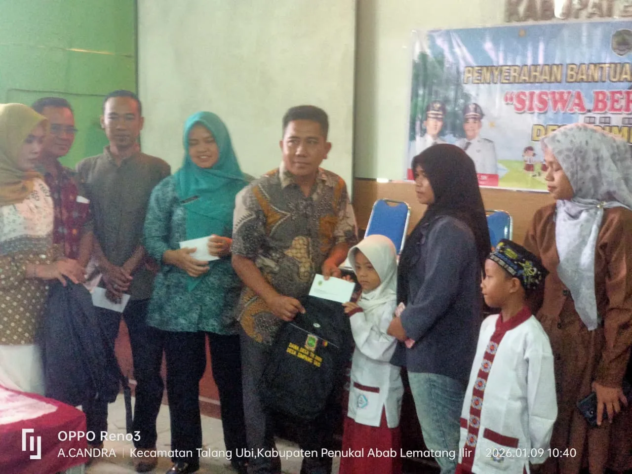 Desa Simpang Tais Menyerahkan Bantuan Peralatan Sekolah ke 30 Siswa Berprestasi
