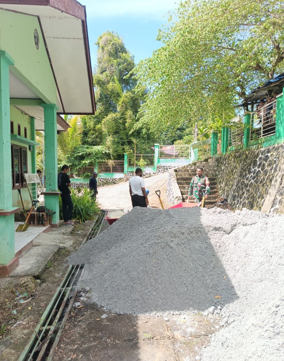 Perkokoh Kemanunggalan TNI-Rakyat, Babinsa Koramil 1803-01/Fakfak Akselerasi Pembangunan di Distrik Wartutin