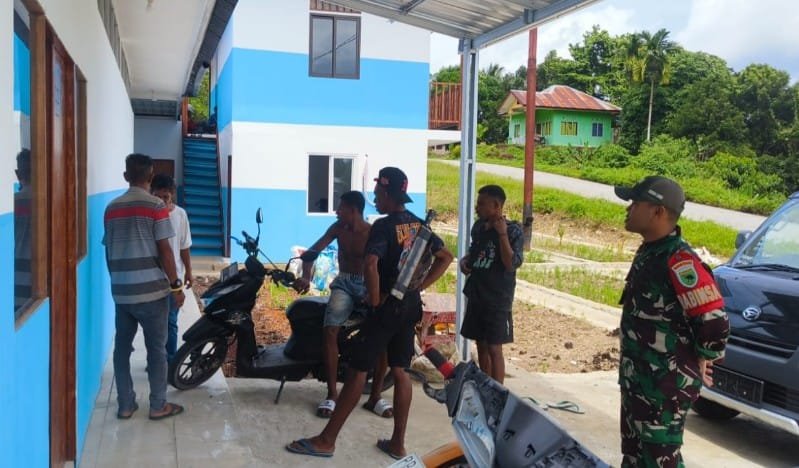 Ciptakan Lingkungan Kondusif, Babinsa Koramil Kramamongga Sambangi Pekerja Bangunan MBG