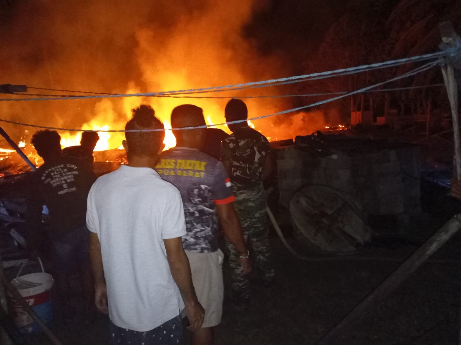 Polsek Karas dan Koramil Bahu-Membahu Padamkan Api yang Hanguskan 12 Rumah di Malakuli