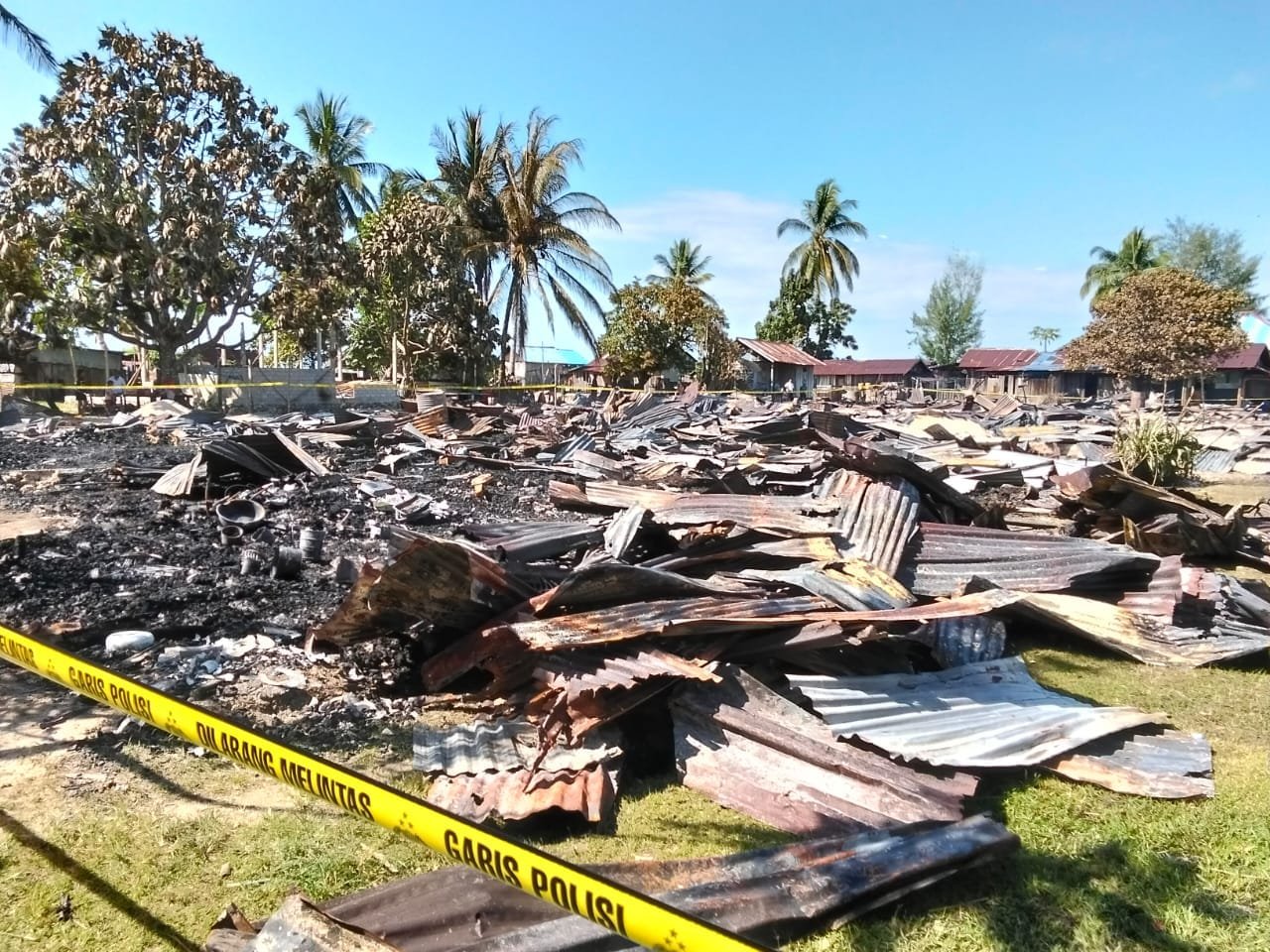 Respons Cepat Musibah Kebakaran di Distrik Karas, Dandim 1803/Fakfak Instruksikan Babinsa Bantu Evakuasi Warga