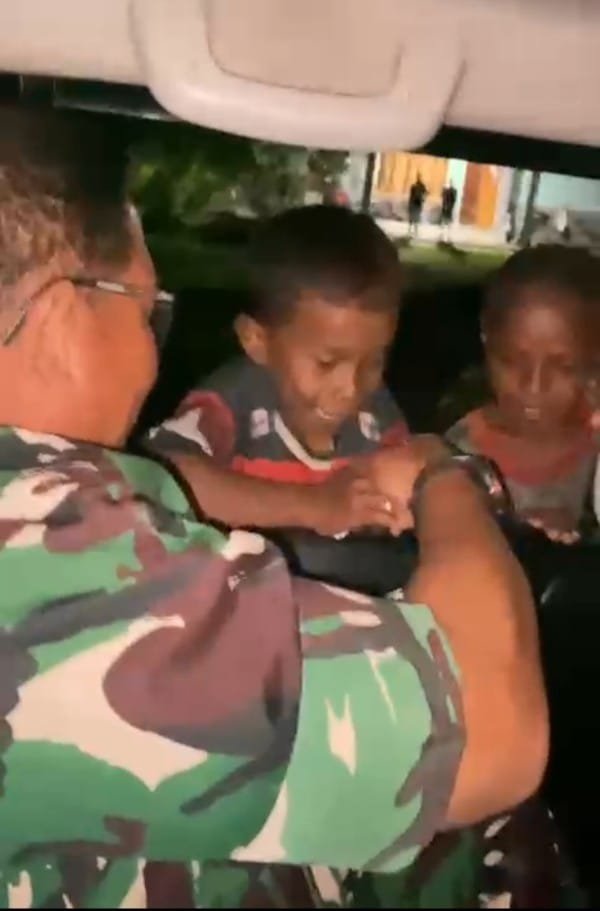 Momen Hangat Danrem 182/JO Kolonel Irwan Budiana Berbagi Keceriaan dengan Anak-anak Papua