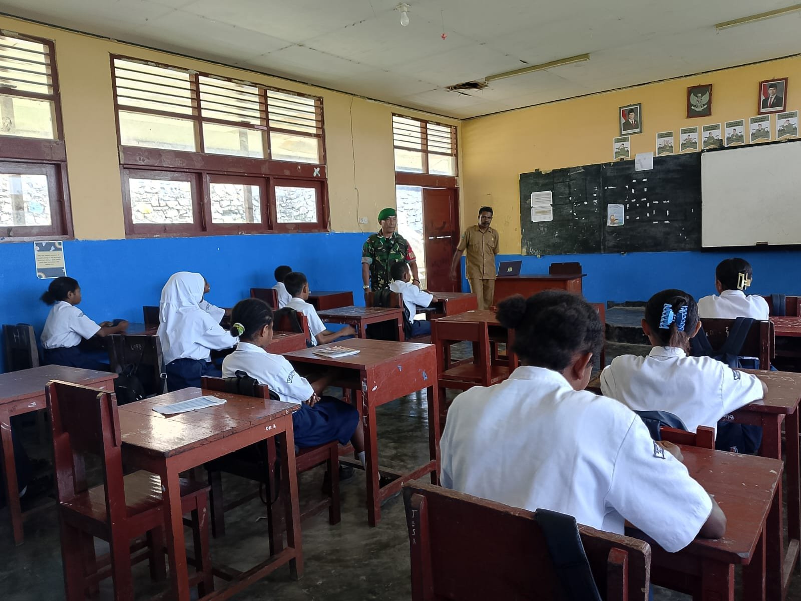 Tanamkan Kepedulian Lingkungan Babinsa Koramil Fakfak Edukasi Siswa Kelola Sampah Nonorganik