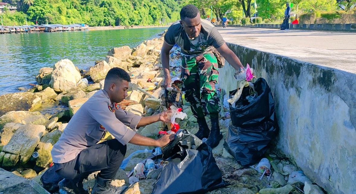Sinergi Tanpa Batas: Ratusan Personel Gabungan dan Warga ‘Sulap’ Wajah Pesisir serta Pasar Fakfak