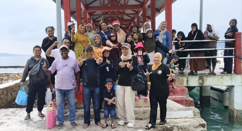 Segarkan Pikiran, Kadinsos Fakfak Ajak Staf Susuri Keindahan Histori di Pulau Tubir Seram