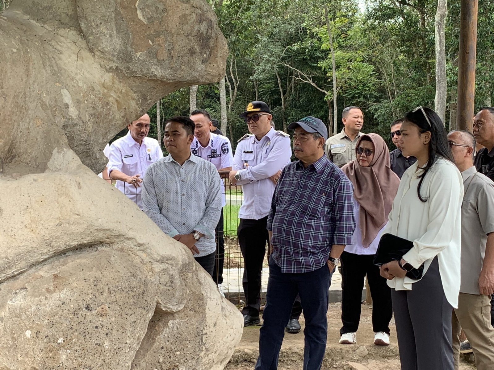 Bursah Zarnubi Tinjau Situs Megalitikum di Lahat