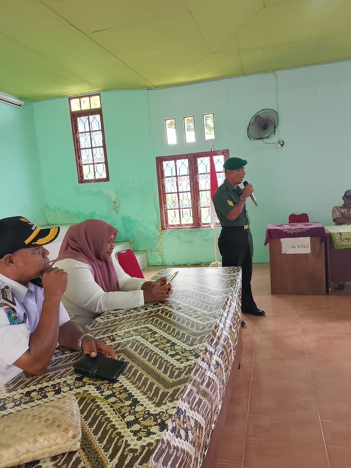 Wujudkan Ibadah Khusyuk: Kolaborasi Babinsa dan Kadistrik Pariwari Siapkan ‘Wajah Baru’ Kampung Sekban di Bulan Ramadhan