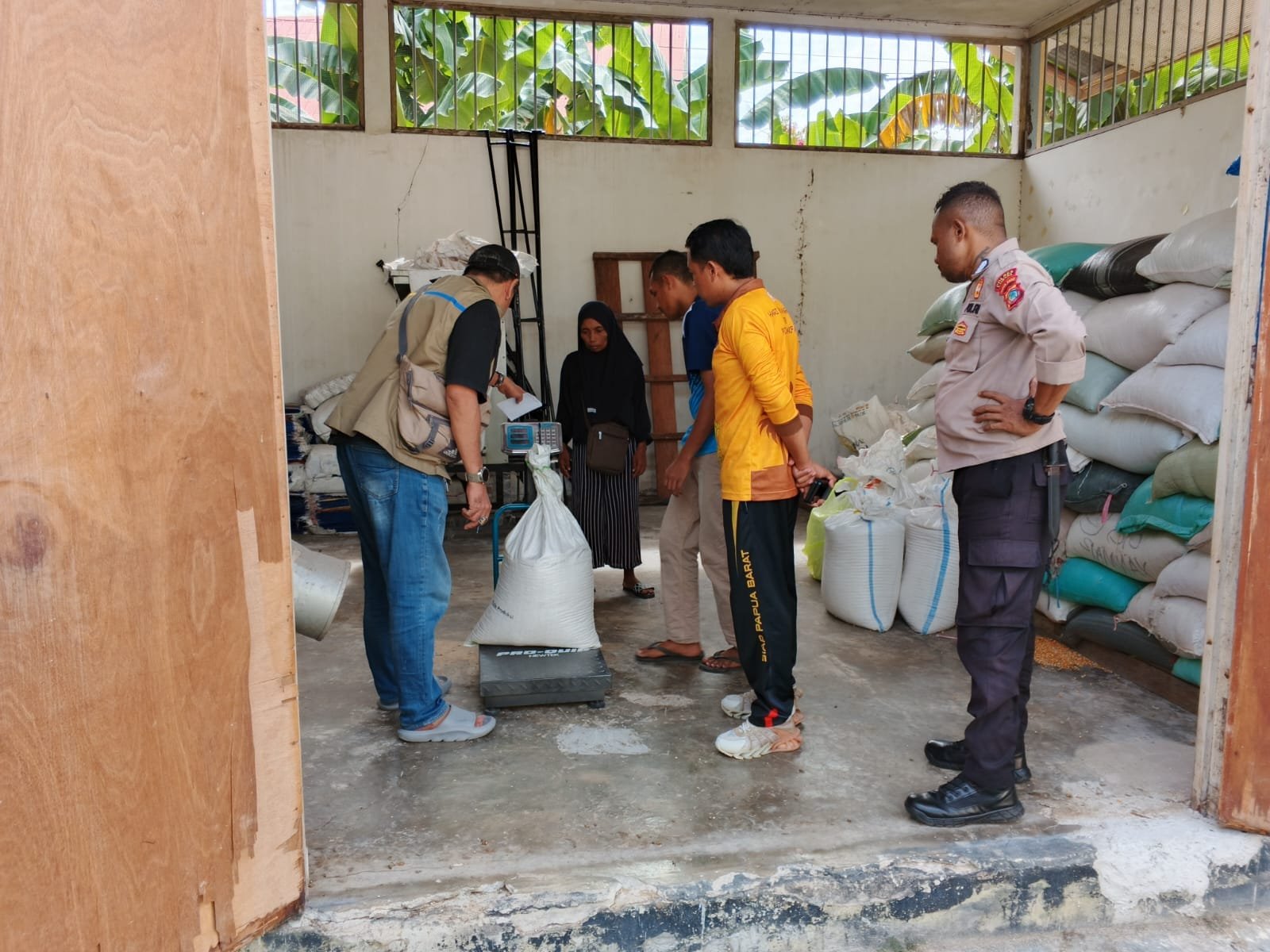 Kawal dari Lahan Hingga Gudang, Polres Fakfak Sukses Antar Hasil Tani ke Bulog