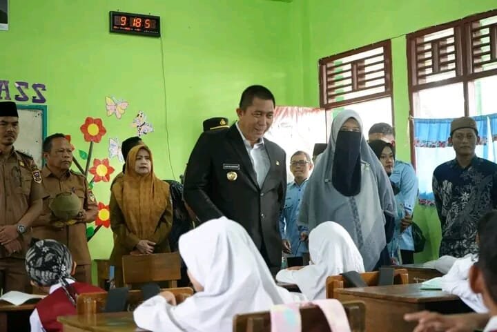 Wali Kota Pagar Alam Launching Program MBG di SD IT Lantabur