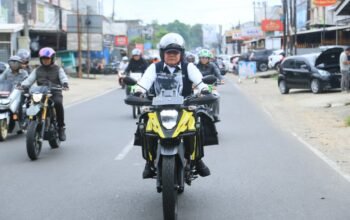 Naik Motor, Herman Deru Tinjau Sawah hingga Kampung Al-Munawar dalam Sehari