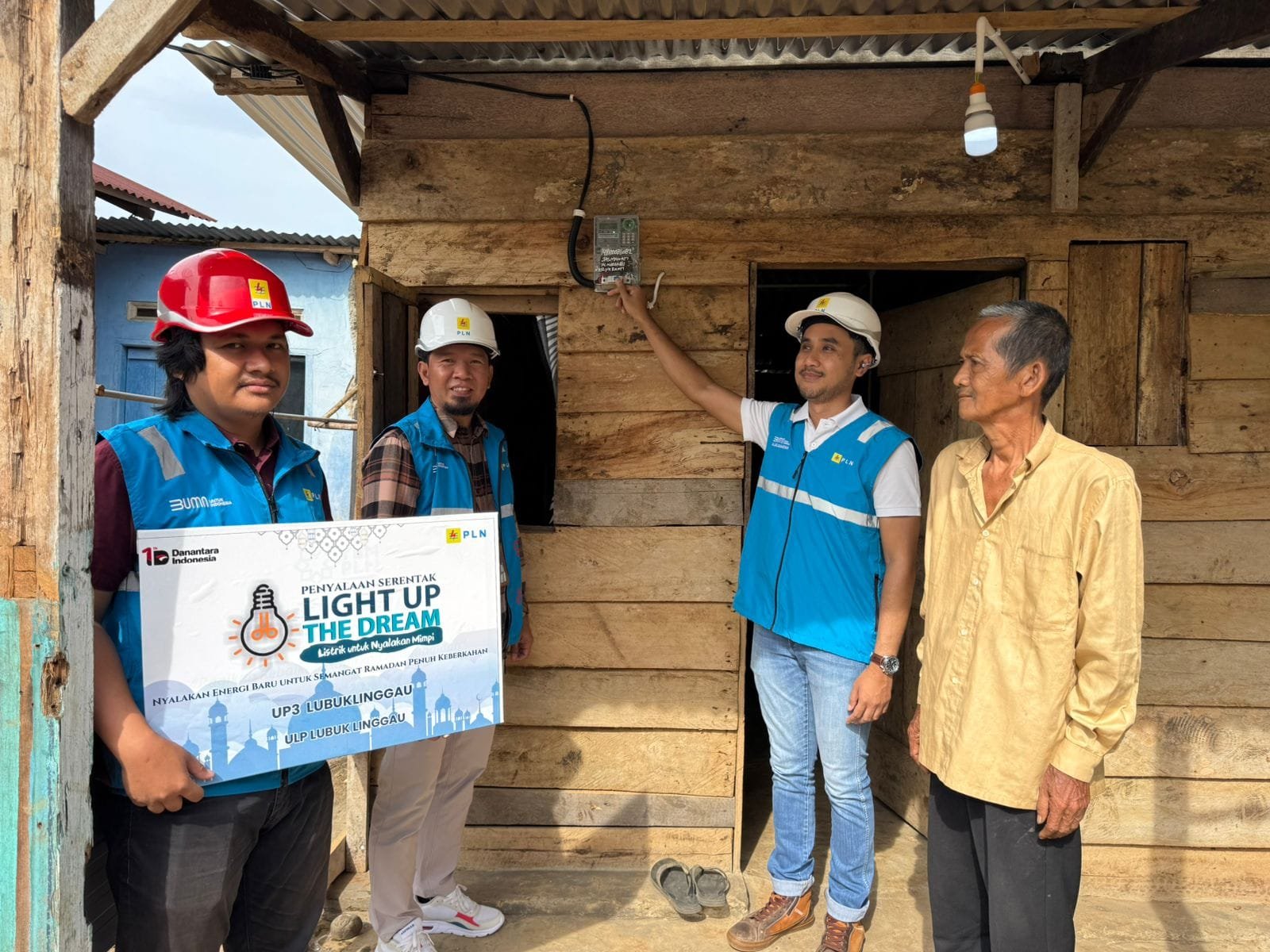 Berkah Ramadan, PLN UP3 Lubuklinggau Nyalakan Listrik Gratis untuk Warga Karya Bakti