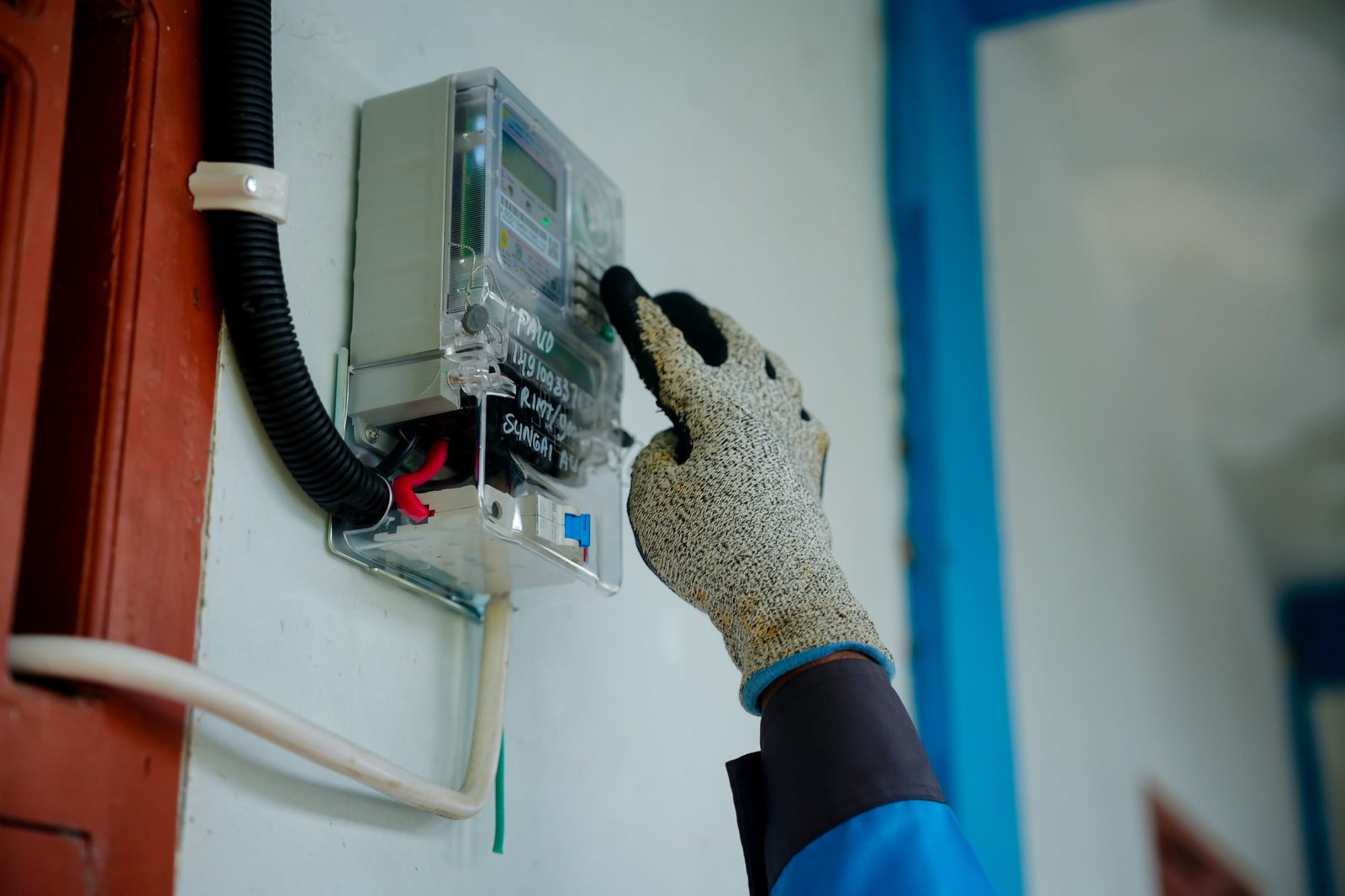 PLN Nyalakan Listrik untuk Warga Dusun Sungai Aur Kabupaten OKI