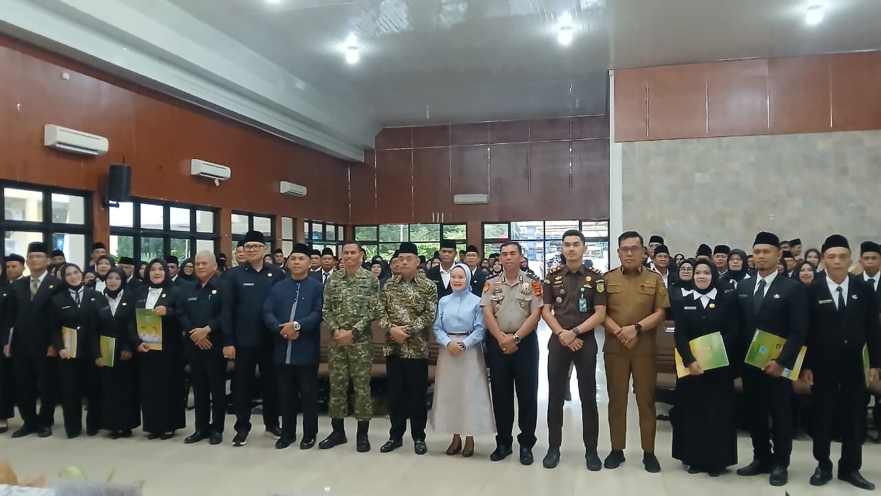 Bupati Bursah Zarnubi Serahkan 139 SK Penugasan Kepsek, Tekankan Mutu Pendidikan dan Anti Narkoba