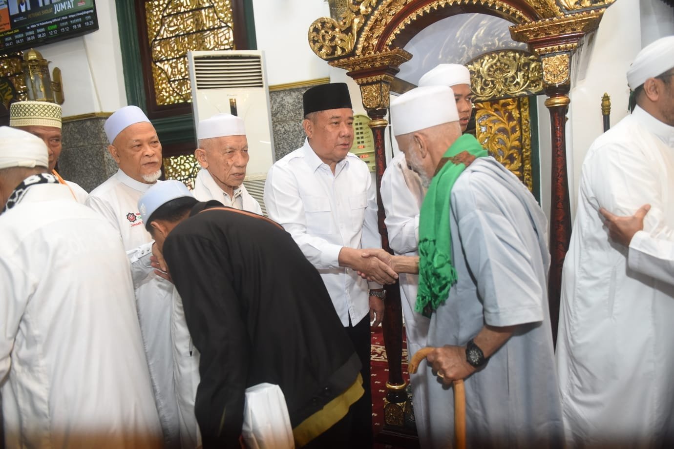 Cik Ujang Safari Jumat di Masjid Sultan Mahmud Badaruddin II Palembang