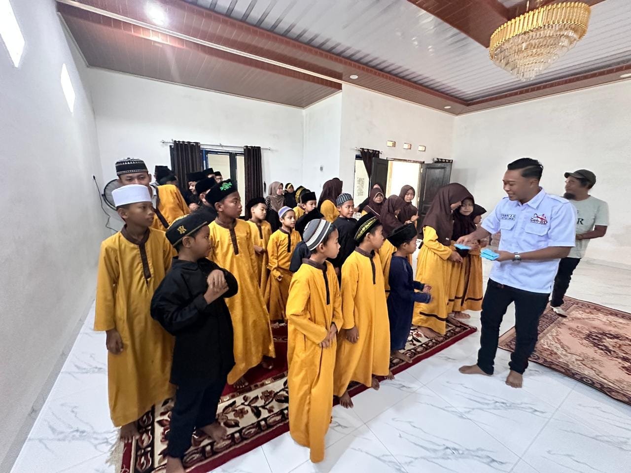 Jelang Idulfitri, Gen RD Salurkan THR untuk Anak Yatim, Wujud Kepedulian Ratu Dewa