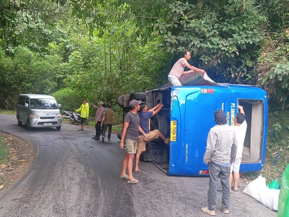 Diduga Rem Blong, Bus Manna-Palembang Terbalik di Lahat, Dua Orang Luka Berat