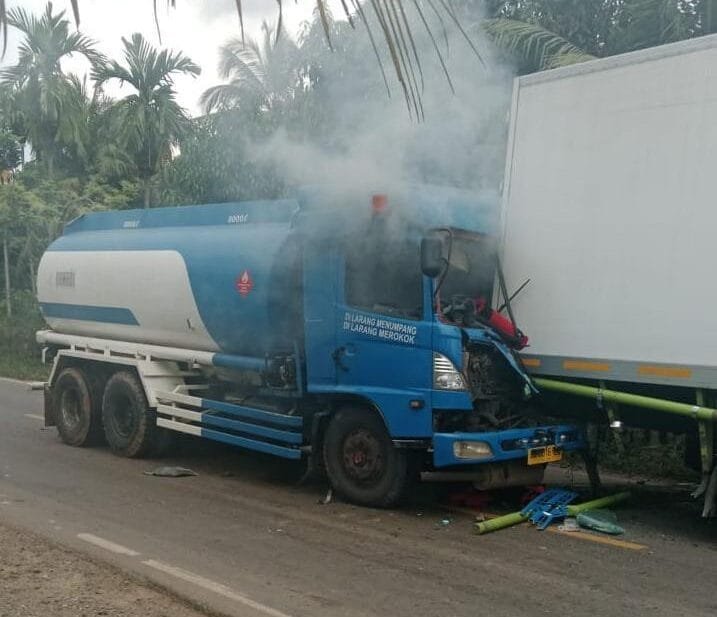 Truk Tangki BBM Terbakar Usai Tabrak Truk Box di Bayung Lencir