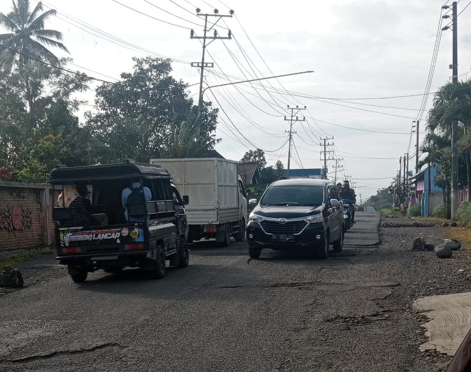Ratusan Titik Jalan Berlubang di Jalur Pagaralam-Empat Lawang Ancam Keselamatan Pengendara