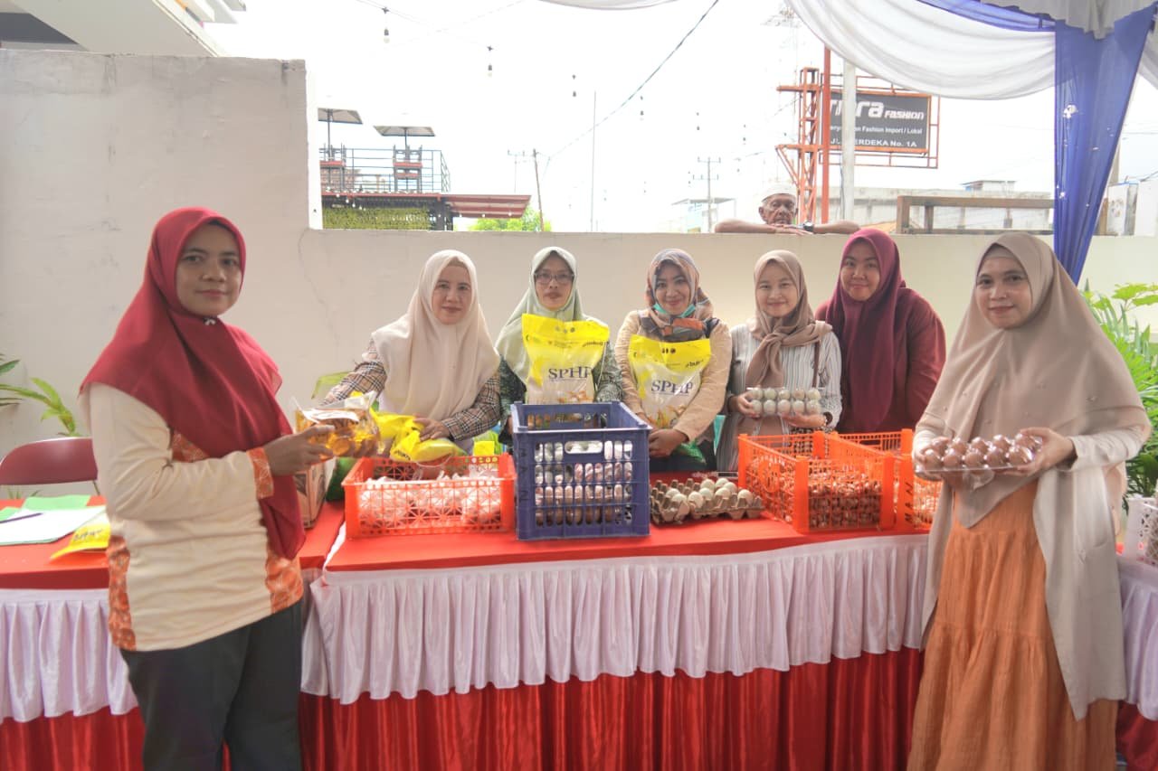 Warga Martapura Antusias Serbu Bazar Barang Layak Pakai Gratis di Kantor PKK OKU Timur