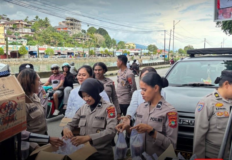 Sapa Warga dengan Senyum, Srikandi Polres Fakfak Tebar Kebaikan di Bulan Berkah