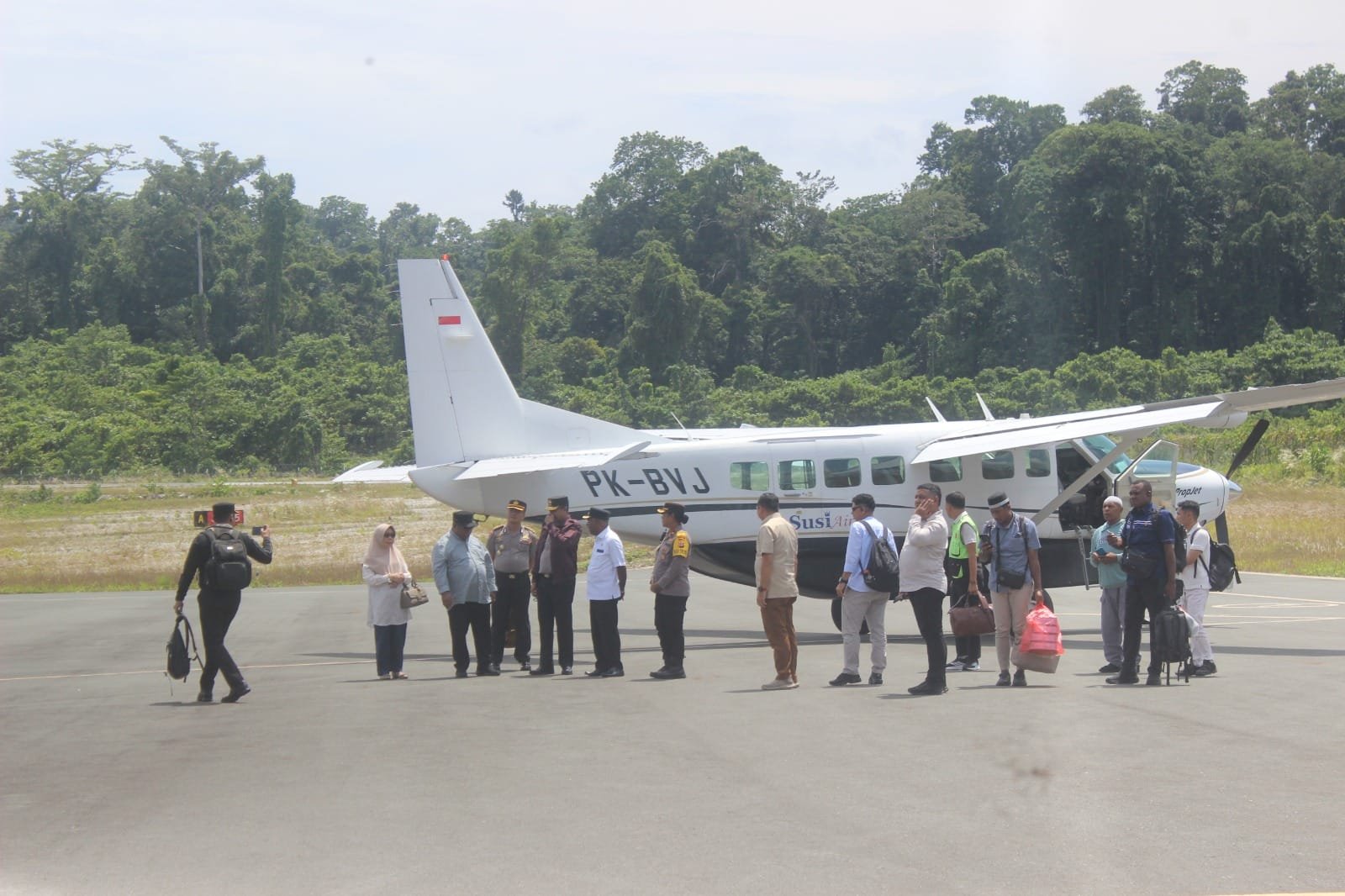 Dandim 1803 Fakfak Sambut Kunjungan Kerja Sekda Papua Barat dan Kapolda di Bandara Siboru