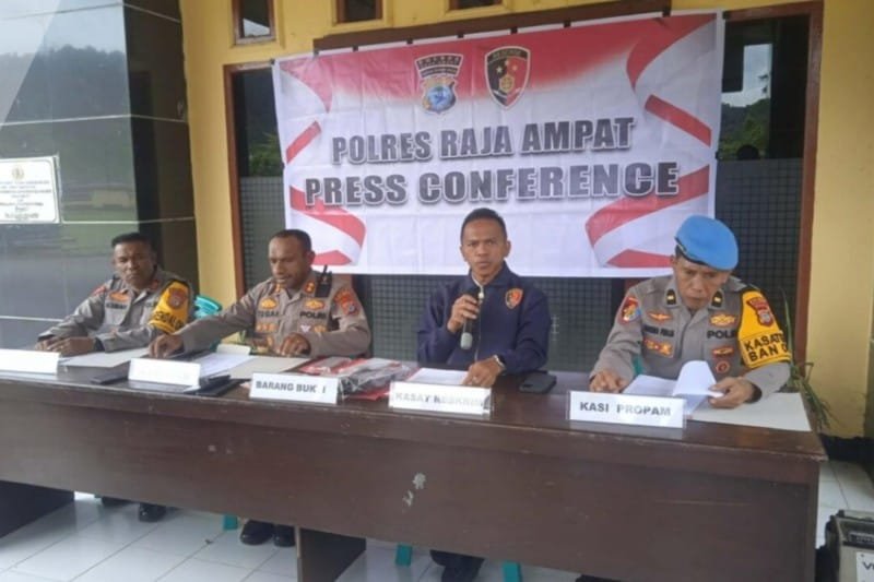 Residivis Begal Turis Asing di Raja Ampat Akhirnya Diringkus, Polisi Sita iPhone 17 dan Sepeda Motor