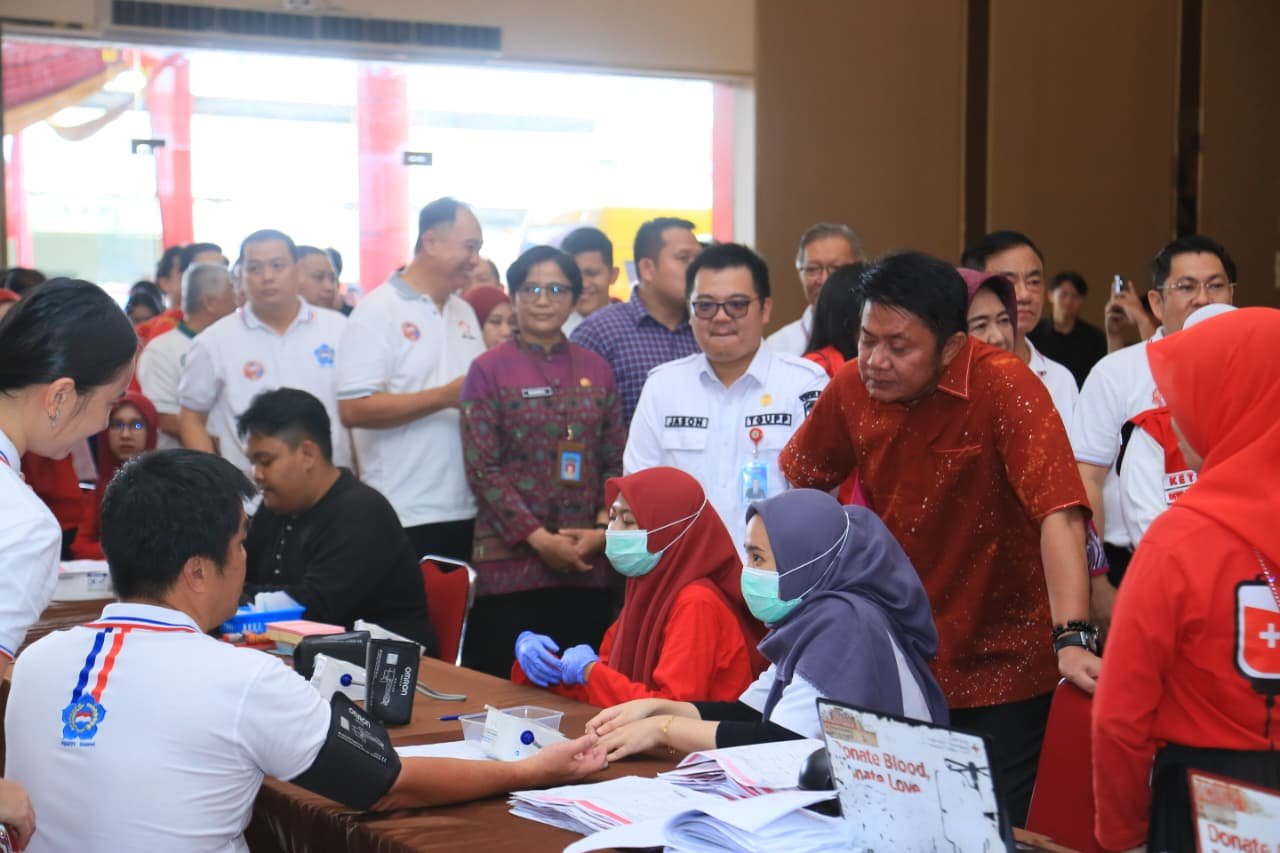 Herman Deru Tinjau Donor Darah PSMTI, Dorong Kepedulian dan Kepercayaan Publik ke PMI