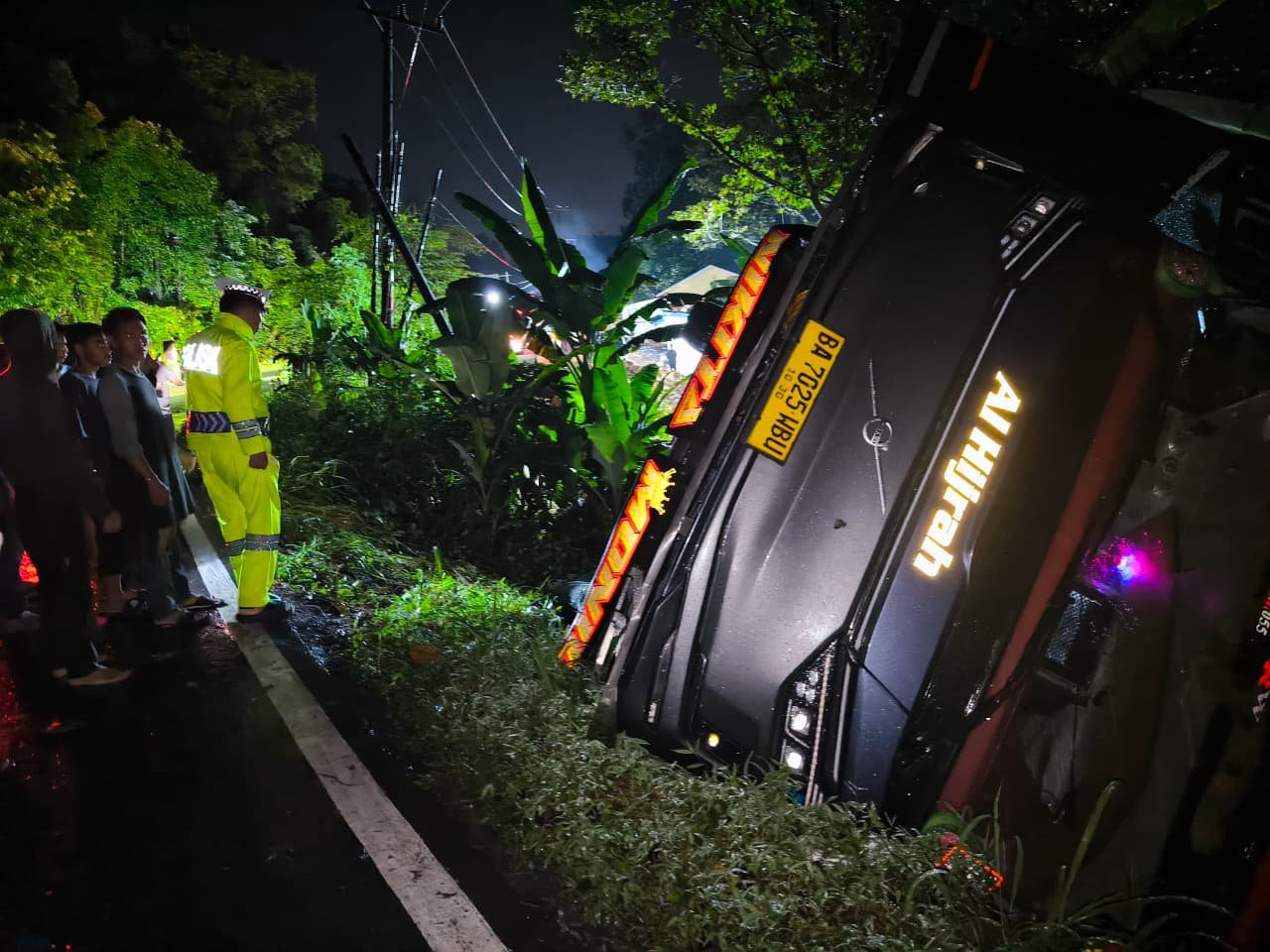 Bus Penumpang PO Anugerah Masuk Jurang di Lahat