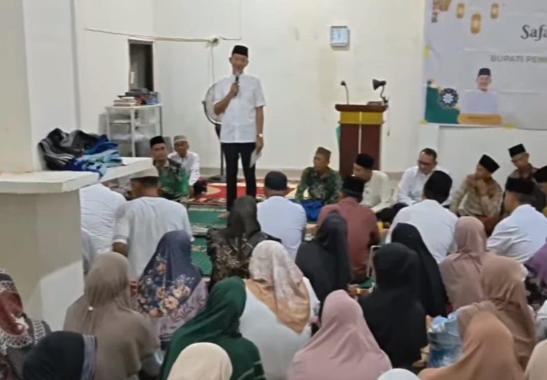 Safari Ramadan, Bupati PALI Serahkan Bantuan dan Wakaf