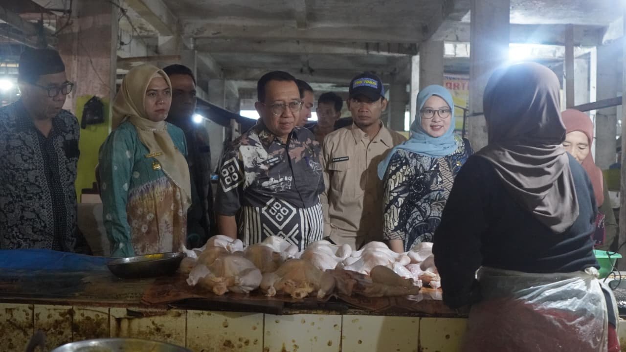 Pemkab OKU Timur Sidak Pasar dan Gudang Bulog Pastikan Harga dan Stok Bahan Pokok Aman Jelang Idul Fitri