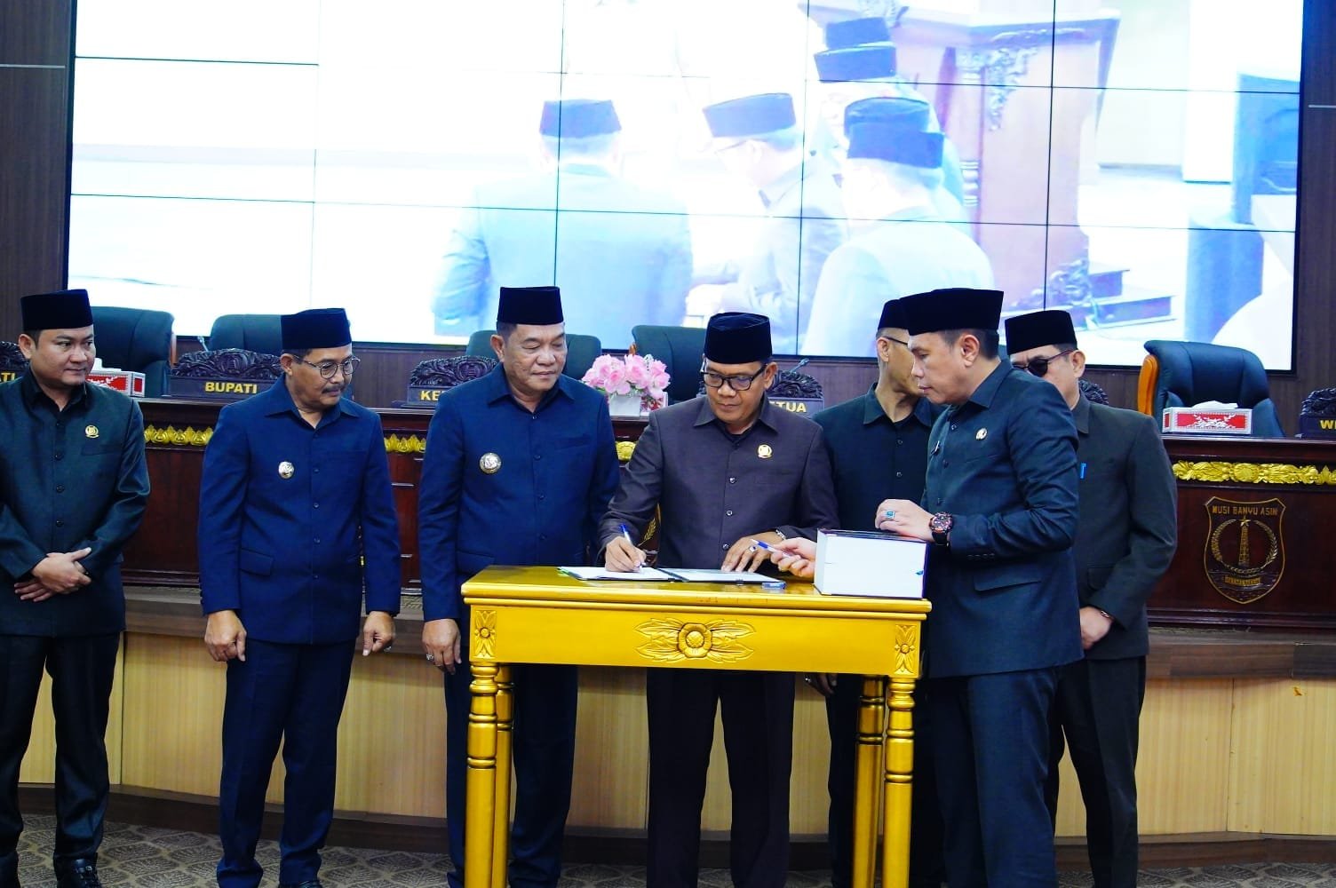 Bupati Bursah Zarnubi Serahkan 139 SK Penugasan Kepsek, Tekankan Mutu Pendidikan dan Anti Narkoba