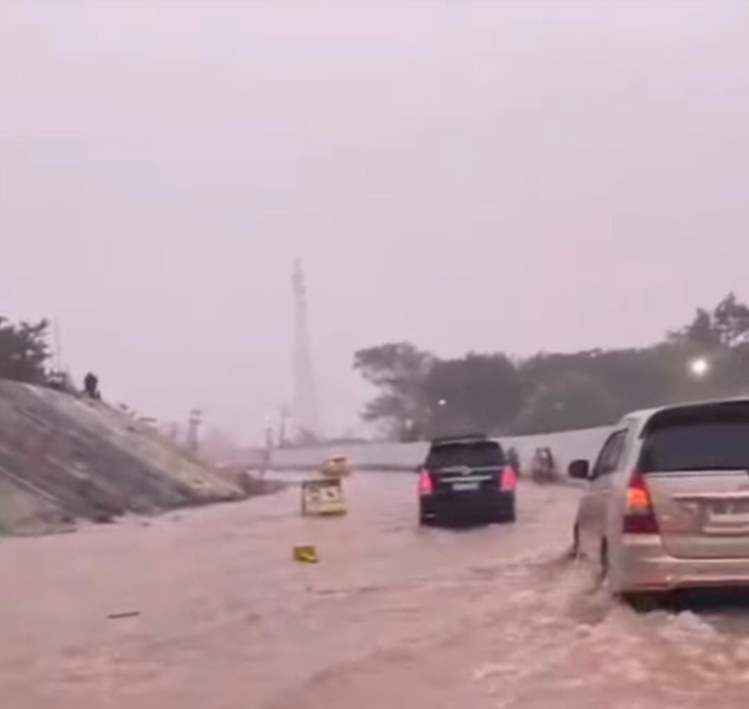 Genangan Air di Jalan Lintas Muara Enim Diduga Dampak Proyek Fly Over
