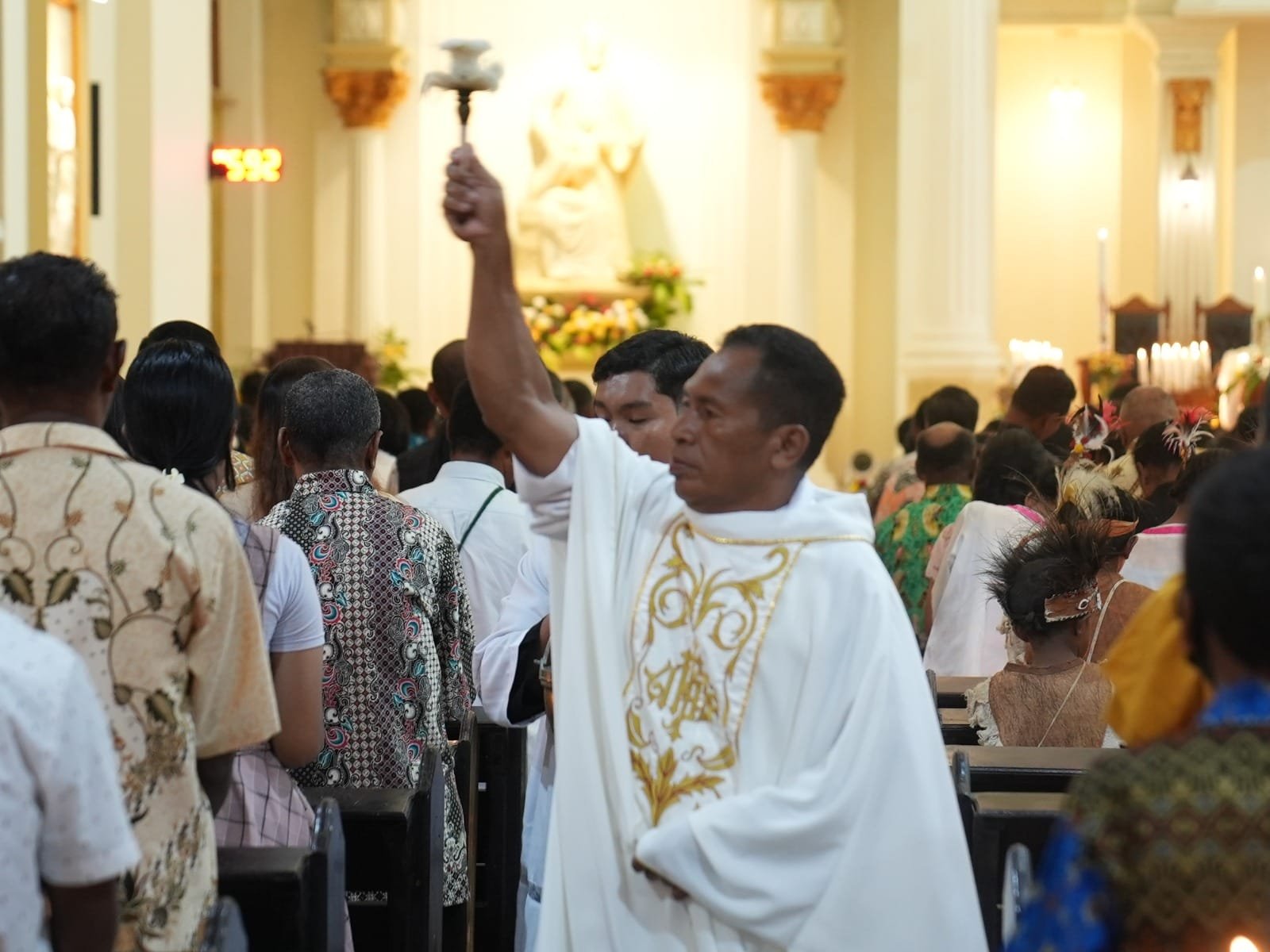 Ratusan Umat Ikuti Vigili Paskah di Paroki Santo Yosep Fakfak dengan Khusyuk