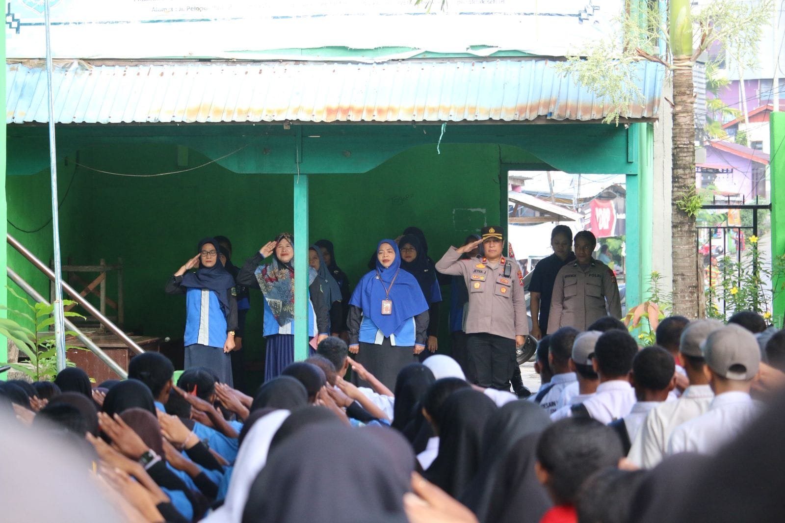 Wakapolres Fakfak Pimpin Apel Hari Kartini Ajak Pelajar Berani Bermimpi Tanpa Batas Gender