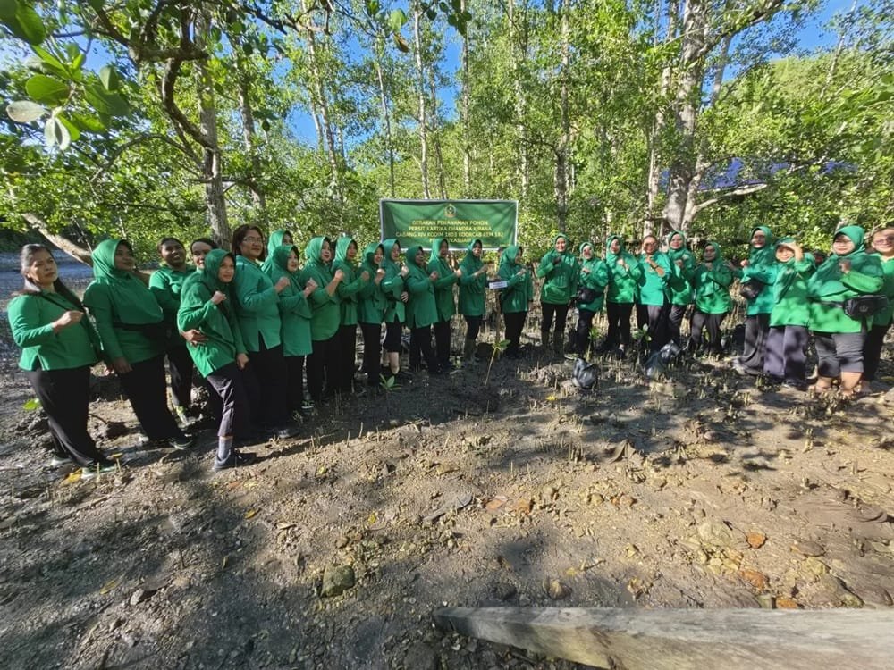 Aksi Nyata Peduli Lingkungan, Dandim Fakfak dan Persit KCK Tanam Mangrove di Pesisir