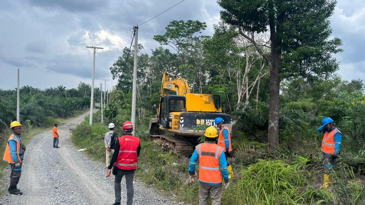 Sambut Idul Adha, PLN Bangun Jaringan Listrik Baru untuk 25 KK dan TPA di Tanjab Barat