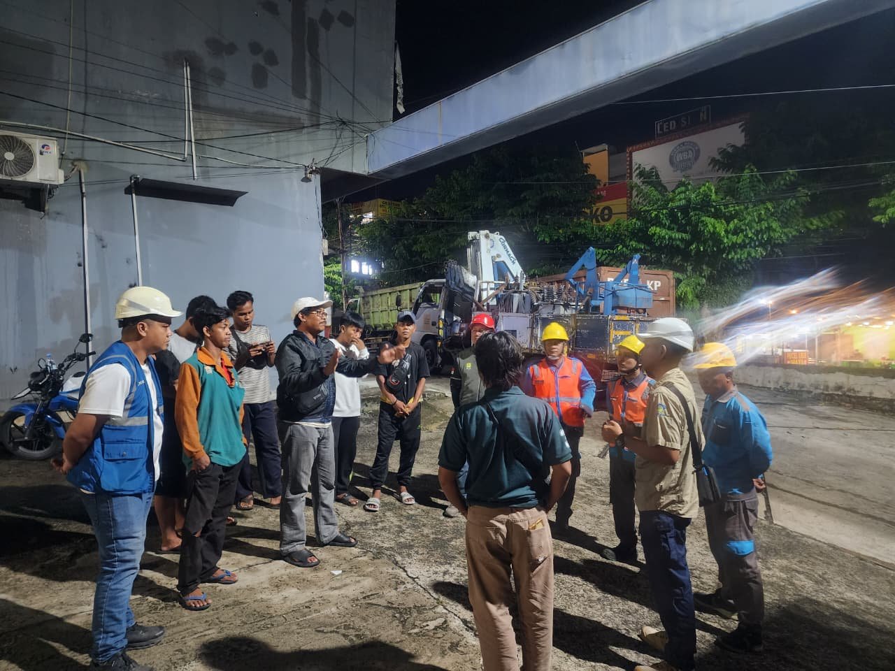 Sambut Idul Adha, PLN Bangun Jaringan Listrik Baru untuk 25 KK dan TPA di Tanjab Barat